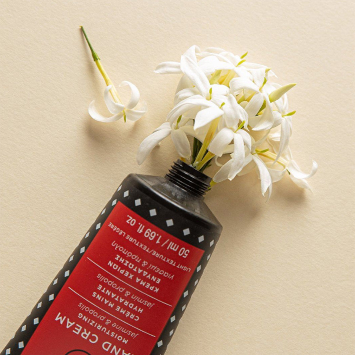 Cofre Crema de manos con Jazmín 50 ml + Cuidado Labial con Grosella Negra 4,4 g