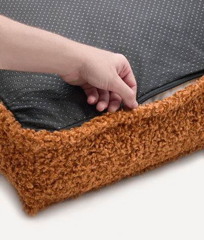 Cafide Cama De Material Reciclado Para Perro Con Tejido Estilo Borreguito Mostaza. Modelo Cuadra._3